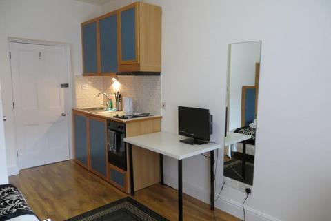 Studio to rent, Fulham Palace Road, Hammersmith, London, W6