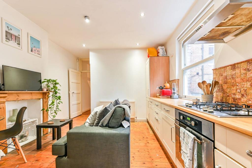 Kings Avenue, Clapham, London, SW4 3 bed flat £575,000