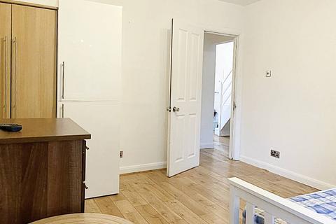 5 bedroom bedsit to rent, Frensham Drive, London SW15