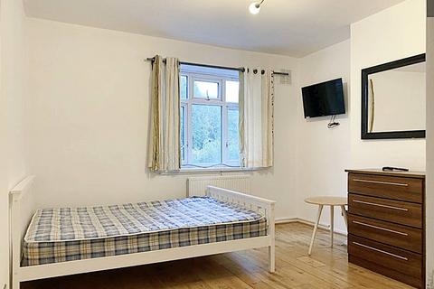 5 bedroom bedsit to rent, Frensham Drive, London SW15