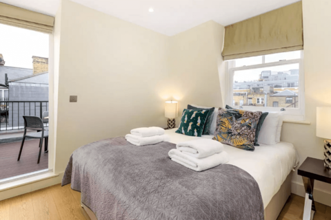 2 bedroom flat to rent, Great Titchfield Street (15), Fitzrovia, London, W1W