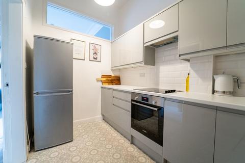 2 bedroom flat for sale - 6/5 Craighall Crescent, Trinity, Edinburgh, EH6 4RY