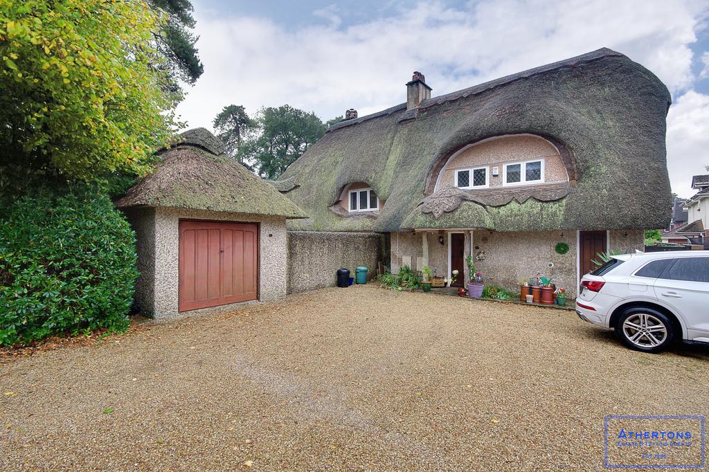 Moorlands Road, Ferndown, BH22 3 bed semidetached house for sale £