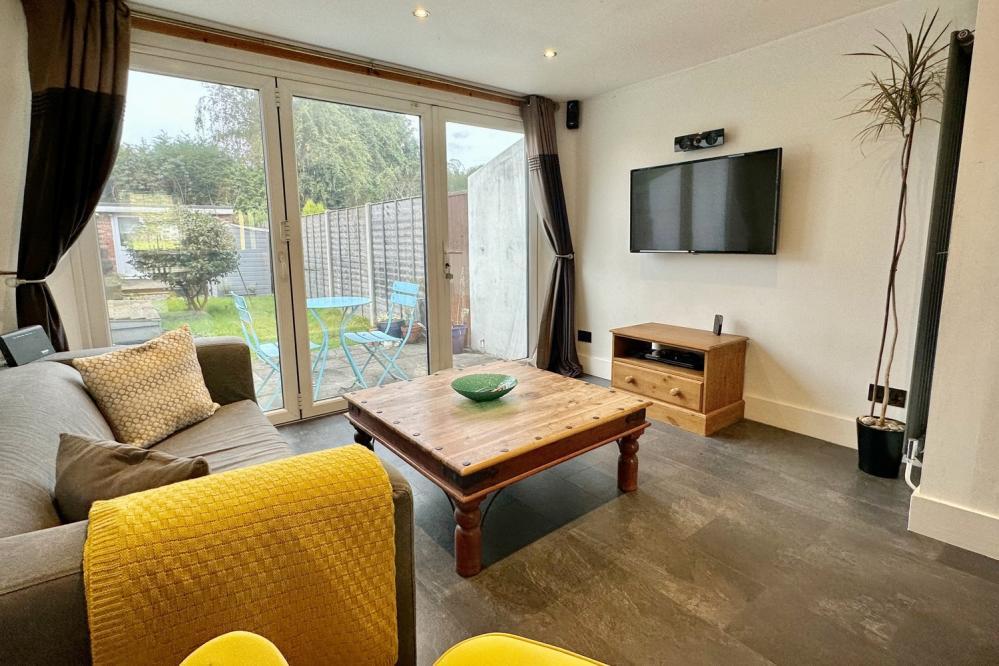 Christchurch Road, Ringwood, BH24 3AS 2 bed terraced house for sale £