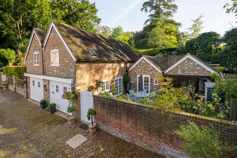 4 bedroom detached house for sale, Cheyney House, 8 Stable Court, Chilham