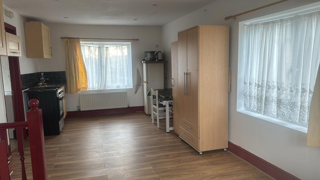Large Bedsit studio Apartment (All Bills Included