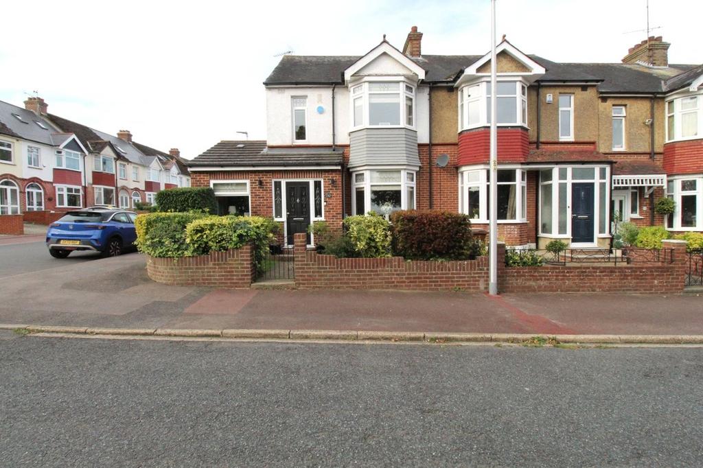 Darland Avenue, Darland Banks, Gillingham, Kent, ME7 3 bed end of