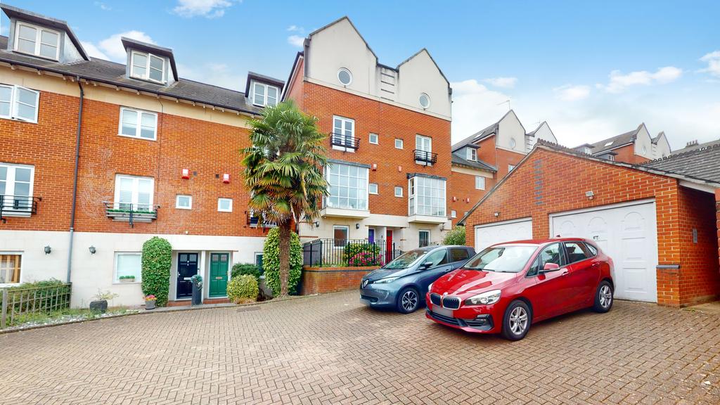 Alexandra Park Road, London, N22 6 bed end of terrace house for sale