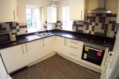 2 bedroom semi-detached house to rent, Chapel Fold, Leeds