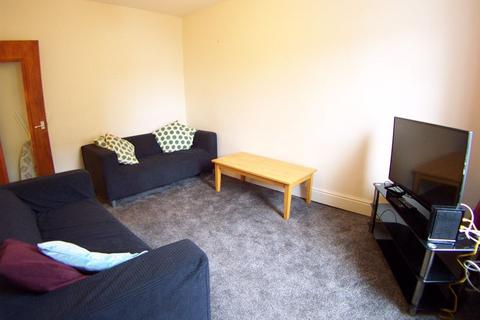 3 bedroom terraced house to rent, Cross Chapel Street, Leeds