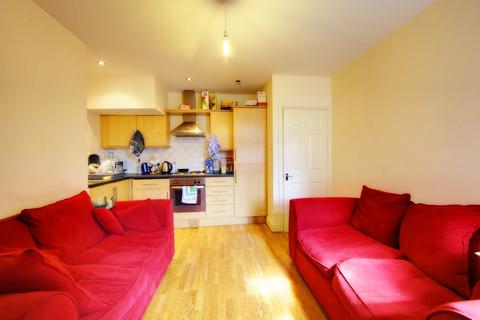 3 bedroom flat to rent, Helmsley Road, Sandyford,