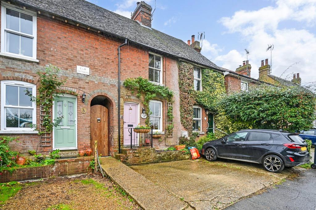 Wye Road, Boughton Lees, Ashford, Kent, TN25 2 bed semidetached house