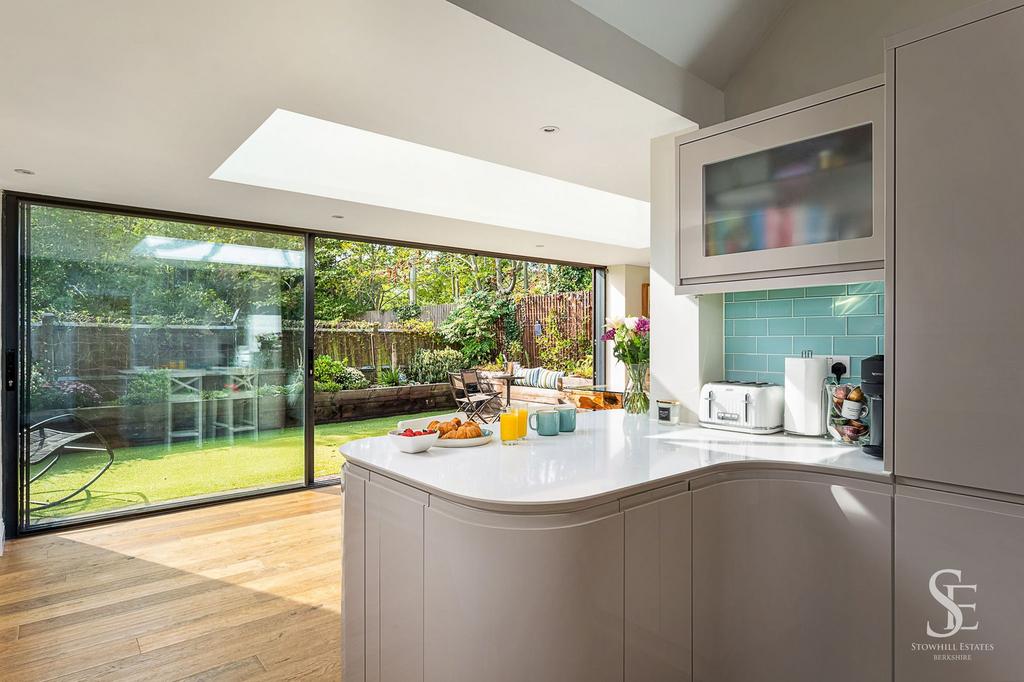 Open plan kitchen / diner to garden