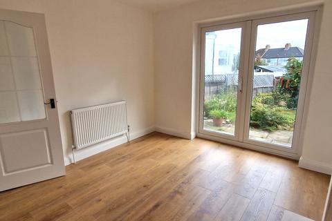 3 bedroom semi-detached house for sale - Lakeside Crescent, East Barnet EN4
