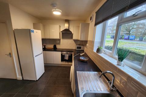 1 bedroom in a house share to rent, Marlpit Lane - UFR