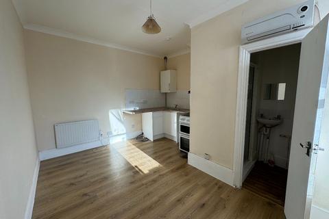 Studio to rent - Grove Road, E17