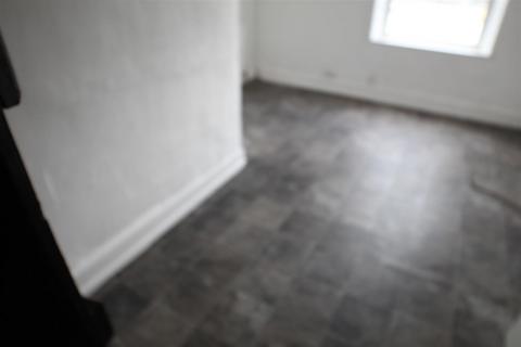 2 bedroom house to rent, Bolton Old Road, Manchester M46