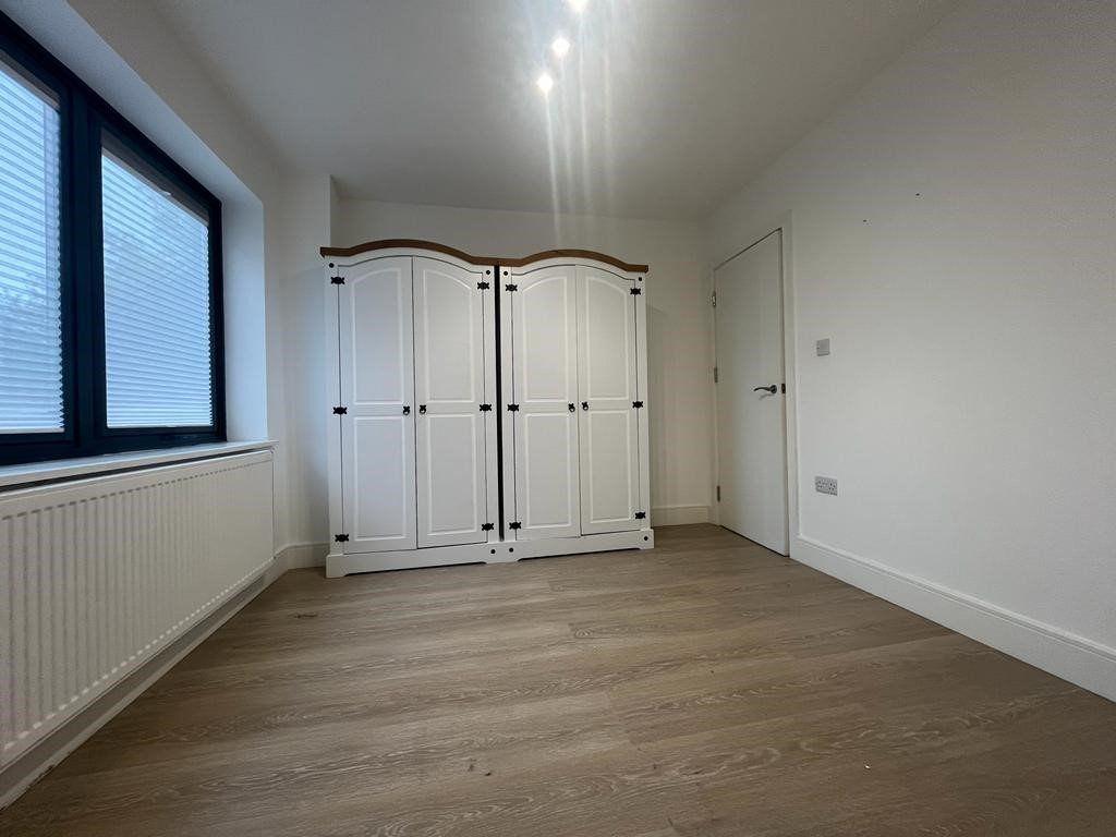 Updown Hill, Windlesham, GU20 2 bed flat £1,300 pcm (£300 pw)