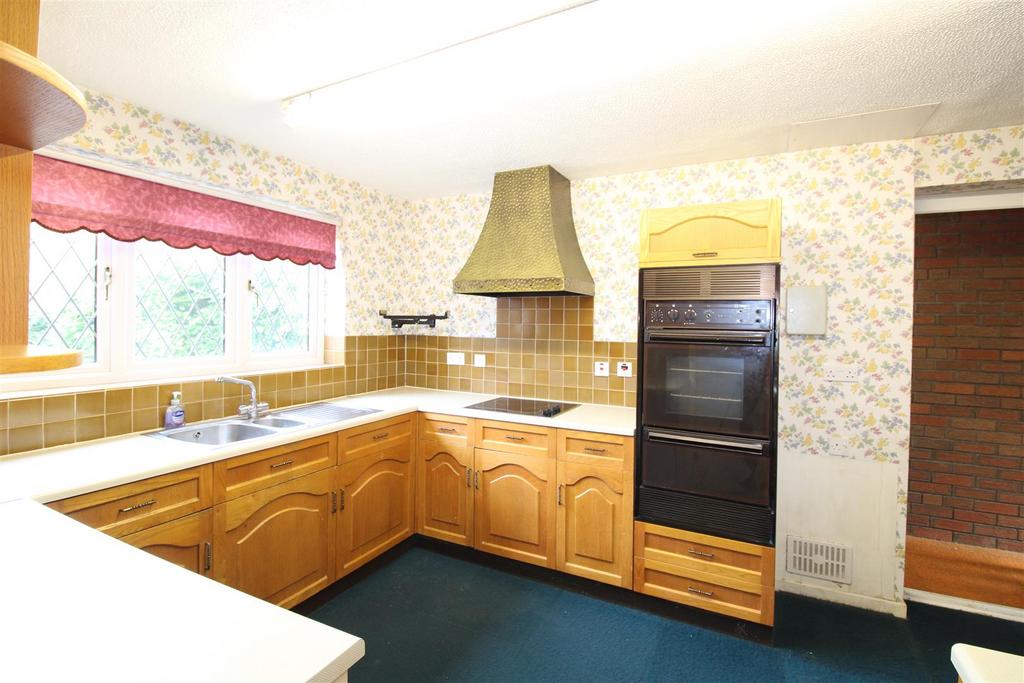 Six Ashes Road, Bobbington, Stourbridge 4 bed detached house £400,000
