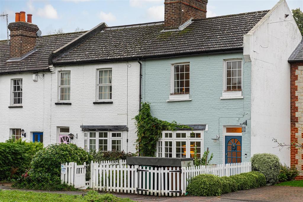 Flanchford Road, Reigate GARDENER... 3 bed house £2,800 pcm (£646 pw)