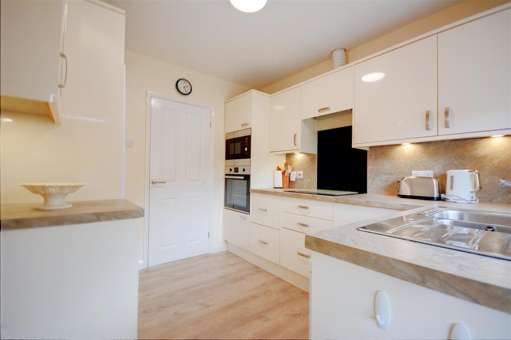 Kitchen 2.jpeg