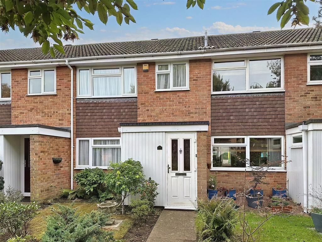 Willowhayne Drive, WaltonOnThames 3 bed terraced house £1,950 pcm