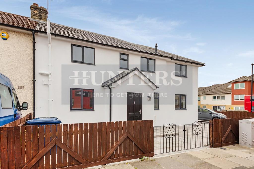 Windmill Lane, Greenford 3 bed flat for sale £550,000