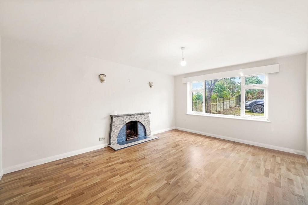 Roman Road, Basingstoke. Berkshire. RG23 8HE 5 bed detached house for