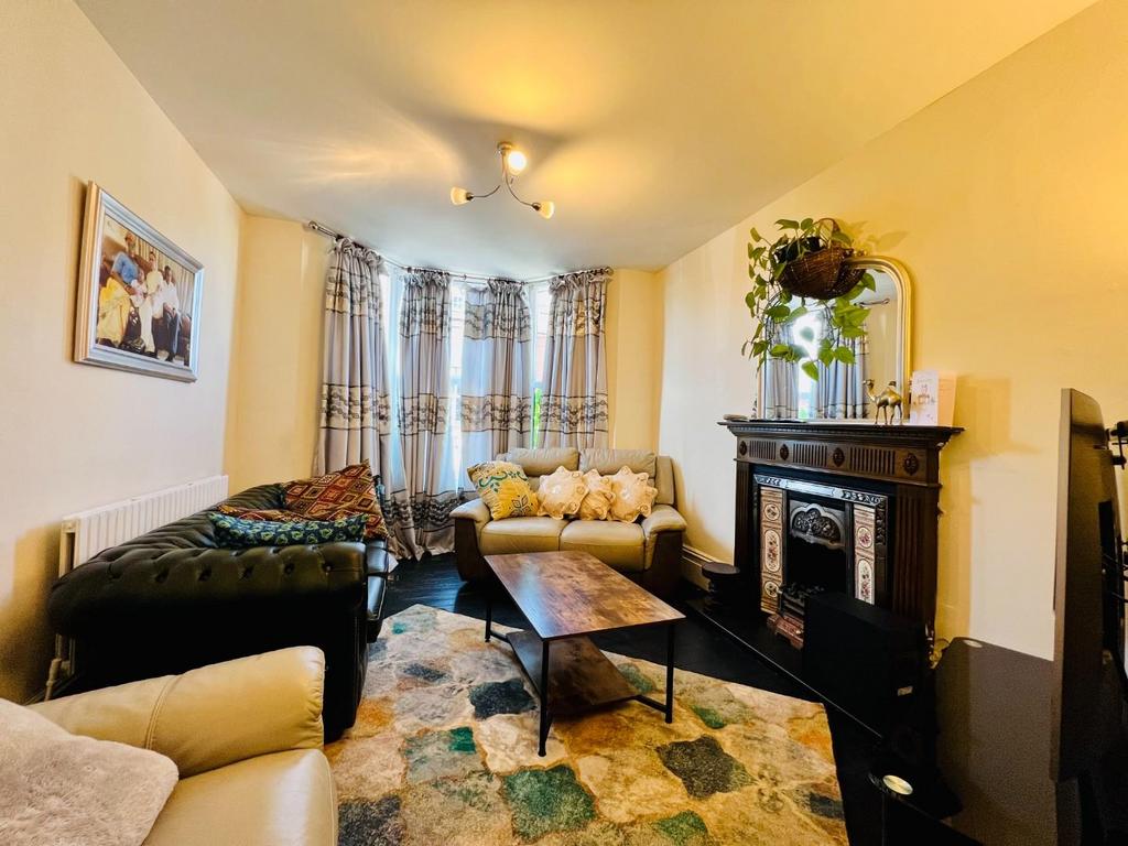 William Road, Ashford, TN23 7UT 3 bed semidetached house for sale £335,000