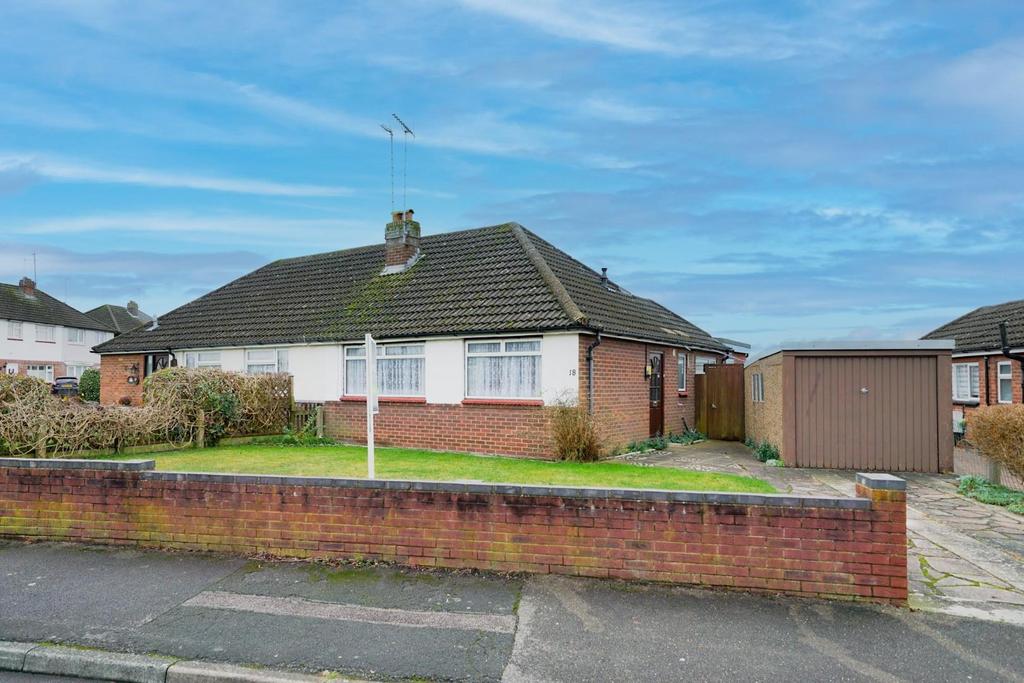 Clipstone Crescent, Leighton Buzzard 2 bed semidetached bungalow for