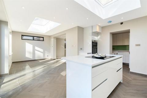 Flat 2, 10 Catherine Road, Surbiton, KT6 4HA