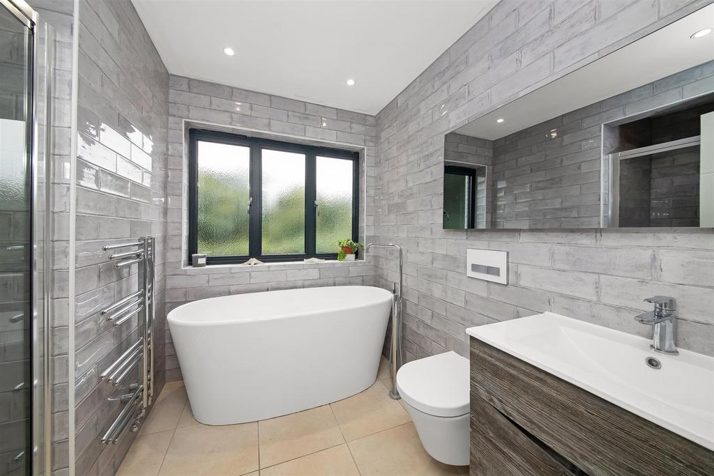 Family bathroom first floor