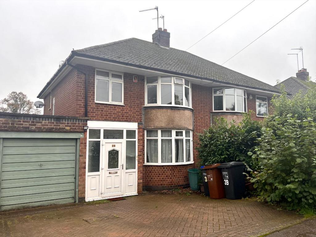 Oaklands Drive, Westone, Northampton NN3 3 bed semidetached house £