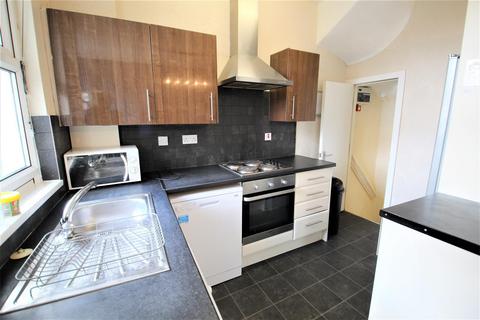 5 bedroom terraced house to rent - Knowle Terrace, Burley, Leeds, LS4 2PA