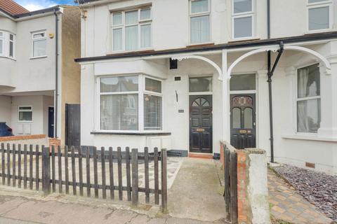 2 bedroom apartment for sale, Oakleigh Park Drive, Leigh-on-sea, SS9