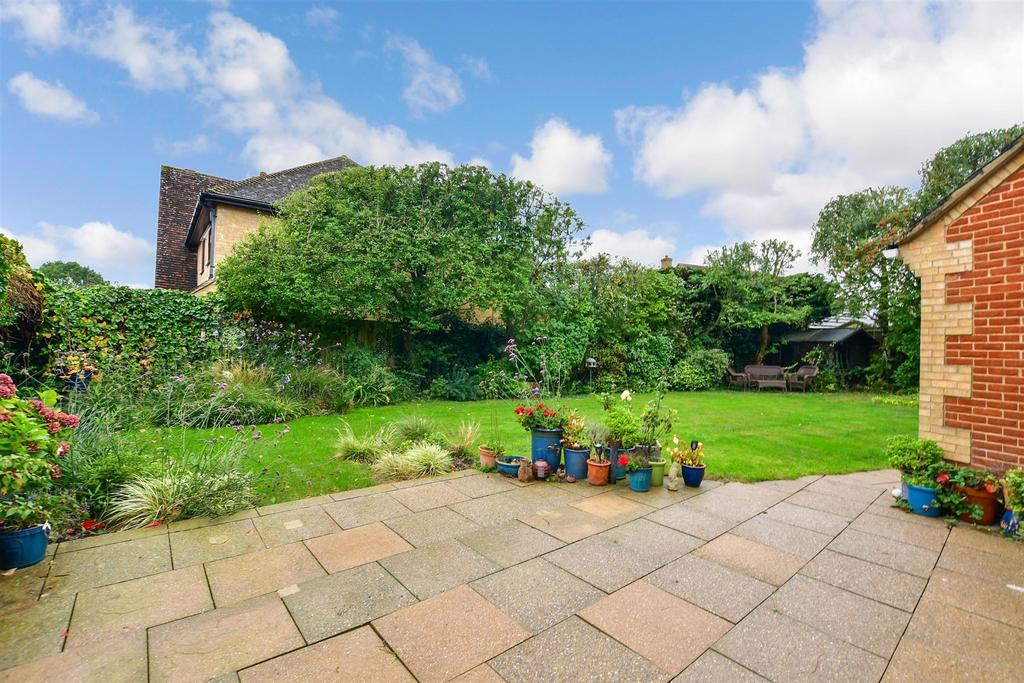 Coltsfoot Drive, Weavering, Maidstone, Kent 5 bed detached house for