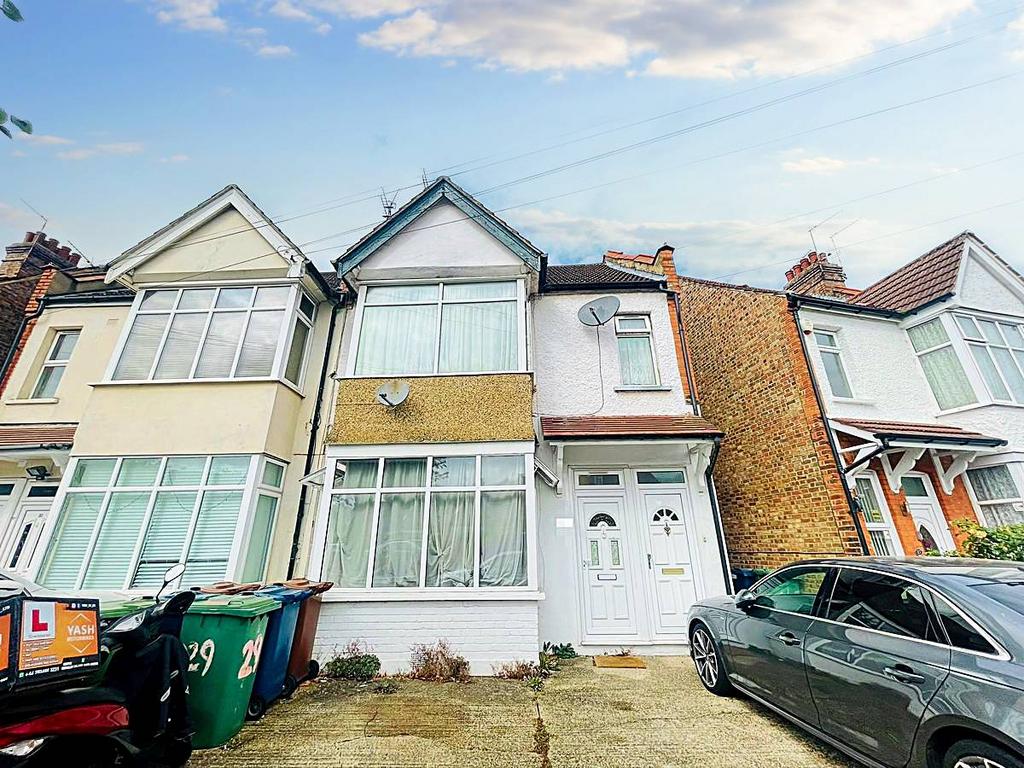 Welldon Crescent, Harrow HA1 2 bed flat £1,950 pcm (£450 pw)