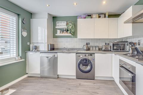 4 bedroom detached house for sale - Sandy Crescent, Shoeburyness, SS3