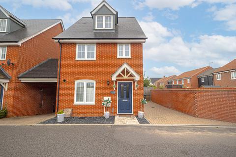 4 bedroom detached house for sale - Sandy Crescent, Shoeburyness, SS3