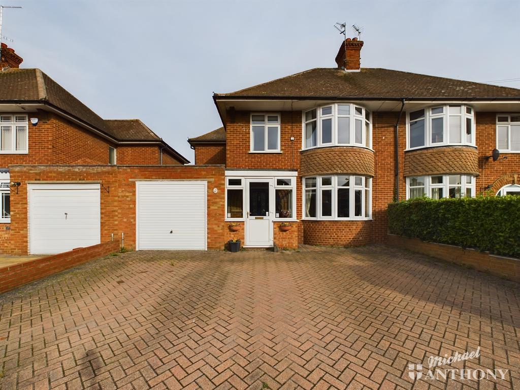 Broughton Avenue, Aylesbury, Buckinghamshire 4 bed semidetached house
