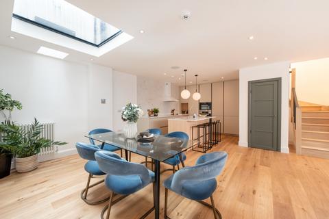 5 Belsize Park Mews, London, NW3 5BL