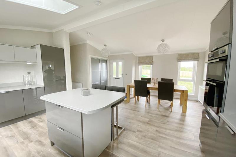 2 Bedroom Park Home 50 x 20 Omar Ikon