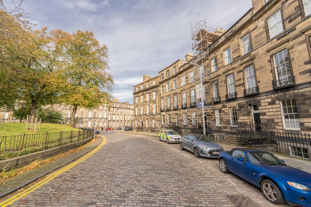 Randolph Crescent, West End, Edinburgh, EH3 3 bed flat £2,695 pcm (£