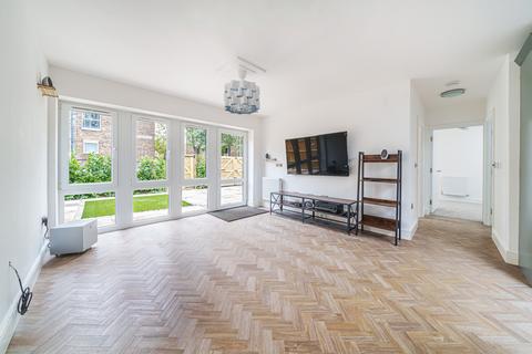 8e Springfield Road, Kingston Upon Thames, KT1 2SA