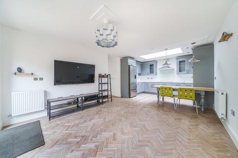 8e Springfield Road, Kingston Upon Thames, KT1 2SA