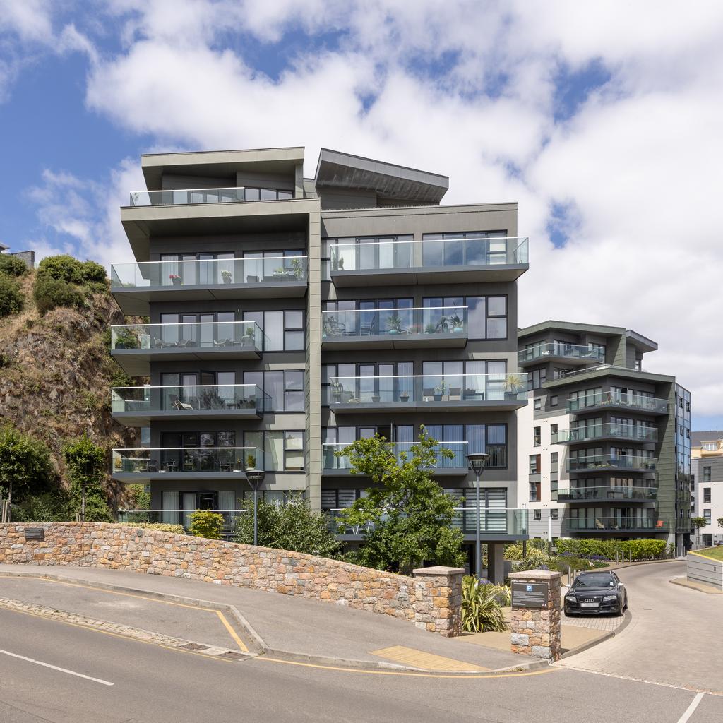 Westmount Road, St. Helier, Jersey 2 bed apartment £2,000 pcm (£462 pw)