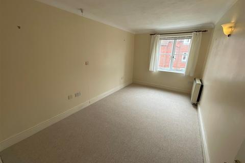 2 bedroom flat for sale, Middle Row, Faversham, Kent