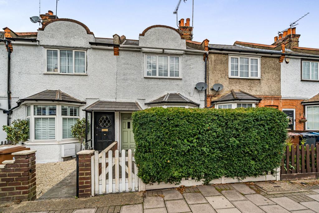 Pinner Green, Pinner, HA5 2 bed terraced house for sale £500,000