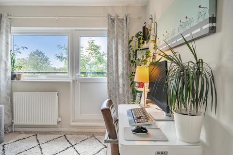 60 Turenne Close, London, SW18 1JW