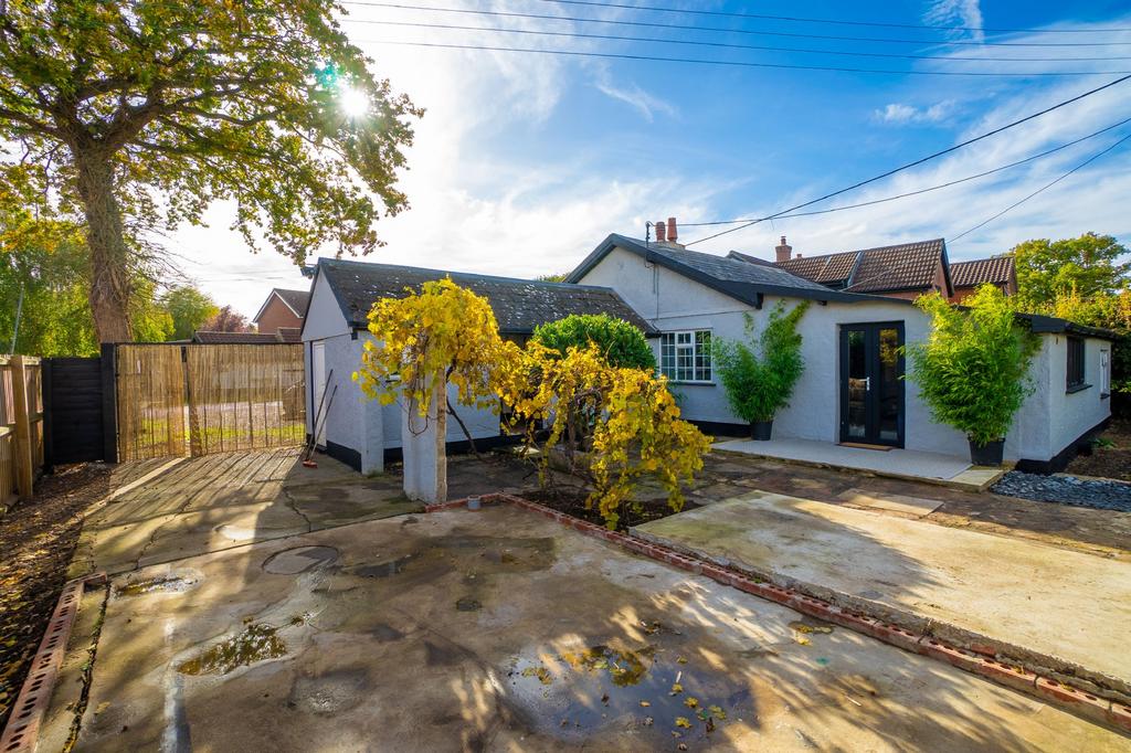 Black Mill Lane, Great Moulton, Norwich 2 bed detached bungalow for